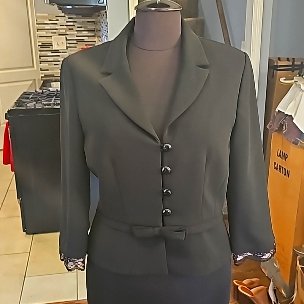 Designer Suit by Jessica Howard, Sz 10, Black, Quarter Sleeves Trimmed w/Lace